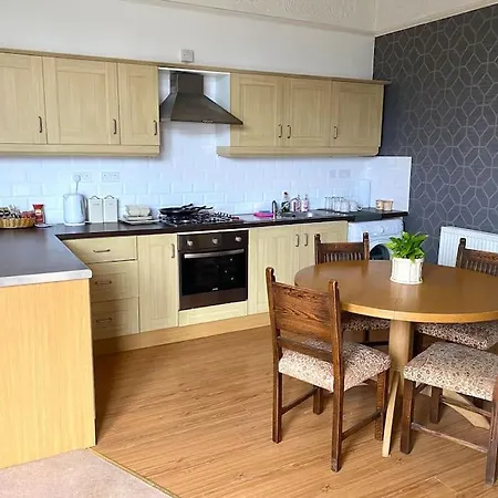 Spacious Flat In A Victorian House - Free Parking Apartment *